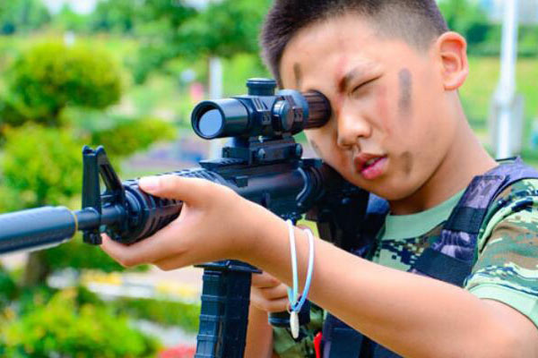 成都军事训练夏令营，激发孩子的潜能！