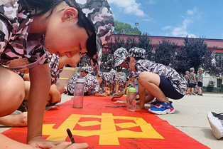 广州小学生军事化夏令营，吃苦训练养成好习惯！