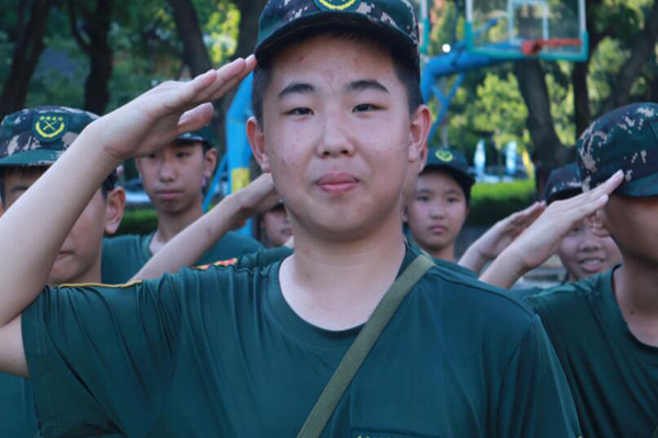 广州黄埔军训夏令营，让孩子提升自信心
