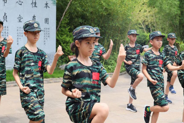 南宁暑假军训夏令营，锻炼独立能力