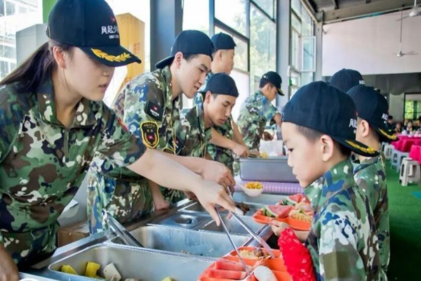 青岛暑假军事化训练夏令营，让孩子养成吃苦耐劳的心理品质