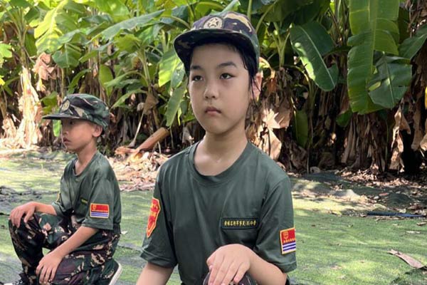 广州军事训练小孩的夏令营，磨练敢于面对困难的顽强意志
