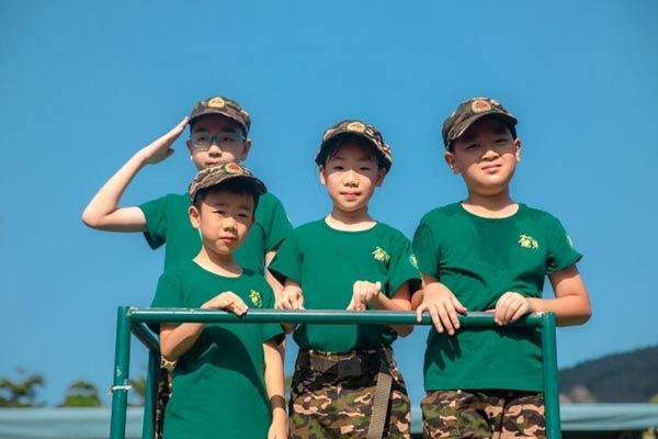 深圳儿童暑假军训夏令营，封闭式军事化管理