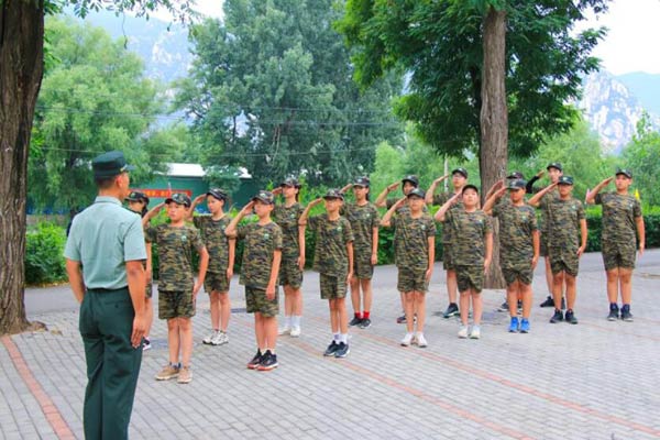 天津军事夏令营训练，让学员学会严谨细致