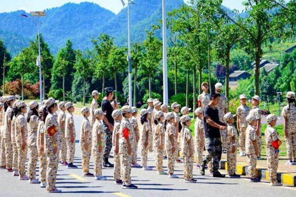西安暑期军事化训练营，培养孩子自控能力